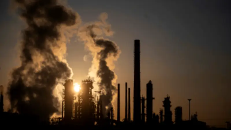 Petróleo se dispara un 30% en una semana por crisis en Medio Oriente y cierre del Estrecho de Ormuz