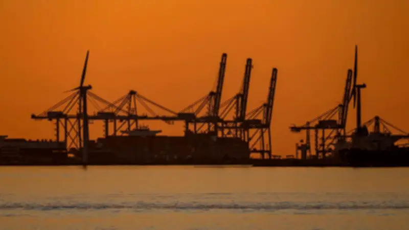 Petróleo supera los 100 dólares por barril ante escalada de conflicto en Medio Oriente