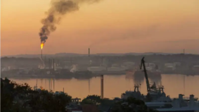 Petróleo supera los 100 dólares por guerra en Medio Oriente; mercados temen crisis de suministro global