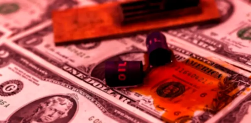 Petróleo supera los 111 dólares por ataques en Irán; EU sin control sobre precios