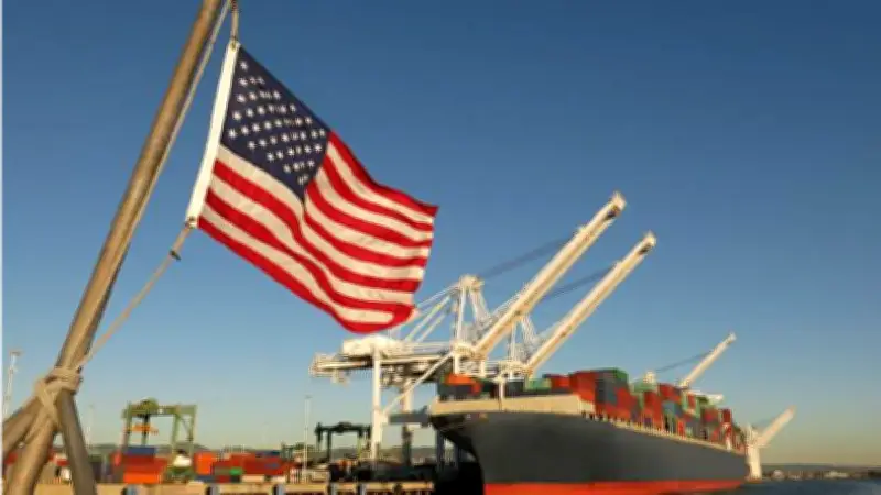 Petrolero estadounidense impactado por proyectiles en puerto de Bahréin