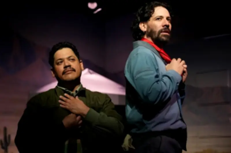 Piedras en los bolsillos: la irónica protesta contra el espectáculo político