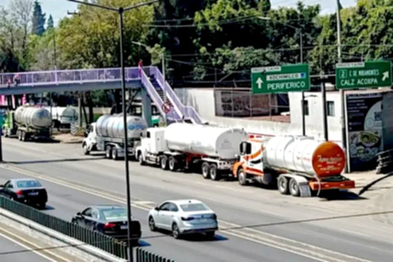 Piperos trasladan agua de Tlalpan a Ecatepec para abastecer zonas afectadas