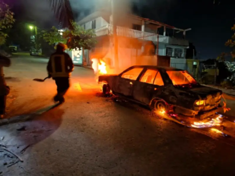 Pistoleros queman taxi de chofer que protestó por masacre familiar en Acapulco
