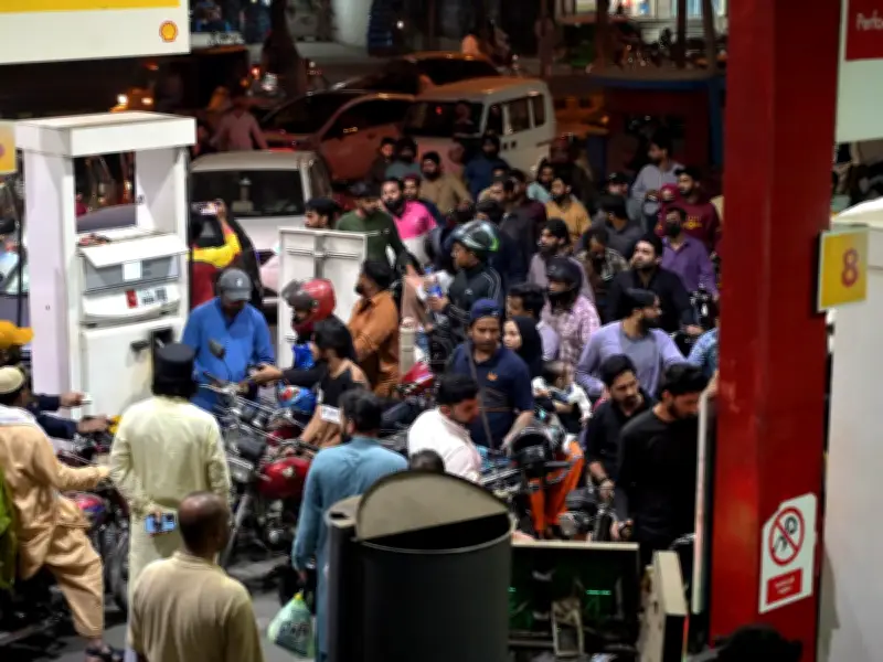 Pánico en Mercados: Petróleo Supera los 100 Dólares Tras Crisis en Oriente Medio