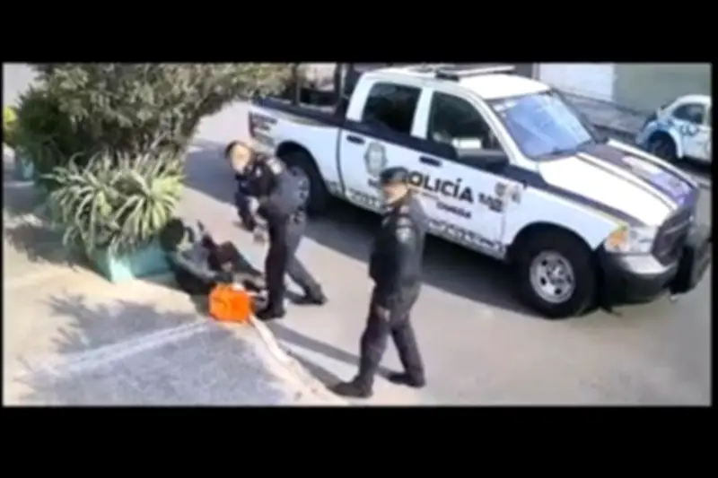 Policía de CDMX golpea a joven en Coyoacán; ciudadanos exigen justicia