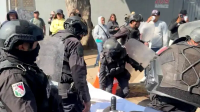 Policía Estatal de Oaxaca desaloja cuatro bloqueos viales tras protestas por obras sociales