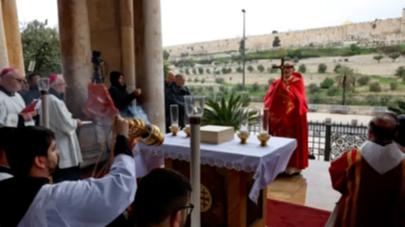 Policía israelí bloquea acceso al Santo Sepulcro al patriarca latino de Jerusalén