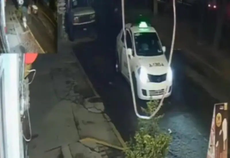 Policías de CDMX empujan taxi con dos ejecutados hacia Naucalpan; son suspendidos