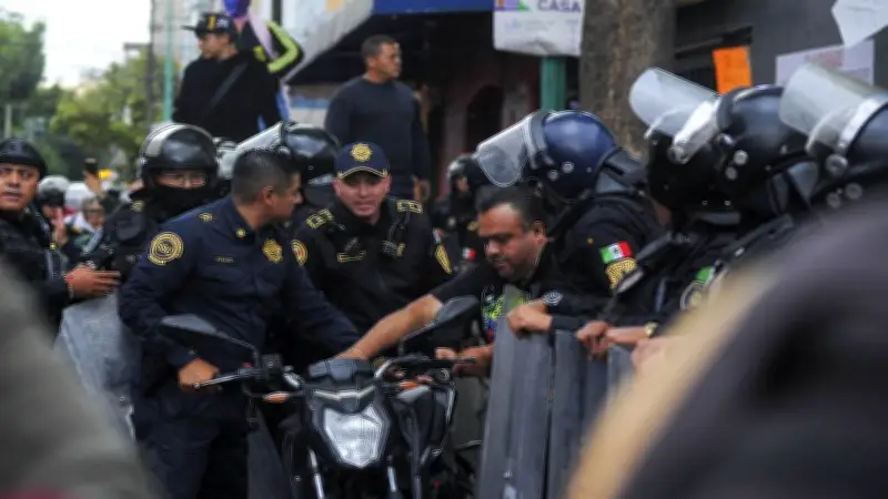 Policías de la CDMX derriban a motociclista en Tlalpan; interna investiga posible abuso