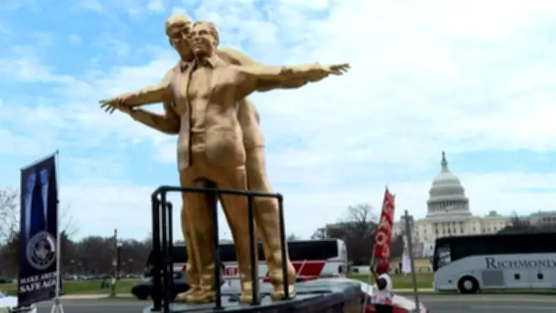 Polémica estatua de Trump y Epstein posando como 'Titanic' aparece en Washington D.C.