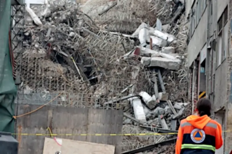 Polvo y Escombros Cubren Avenida Tras Colapso de Edificio en la Ciudad de México