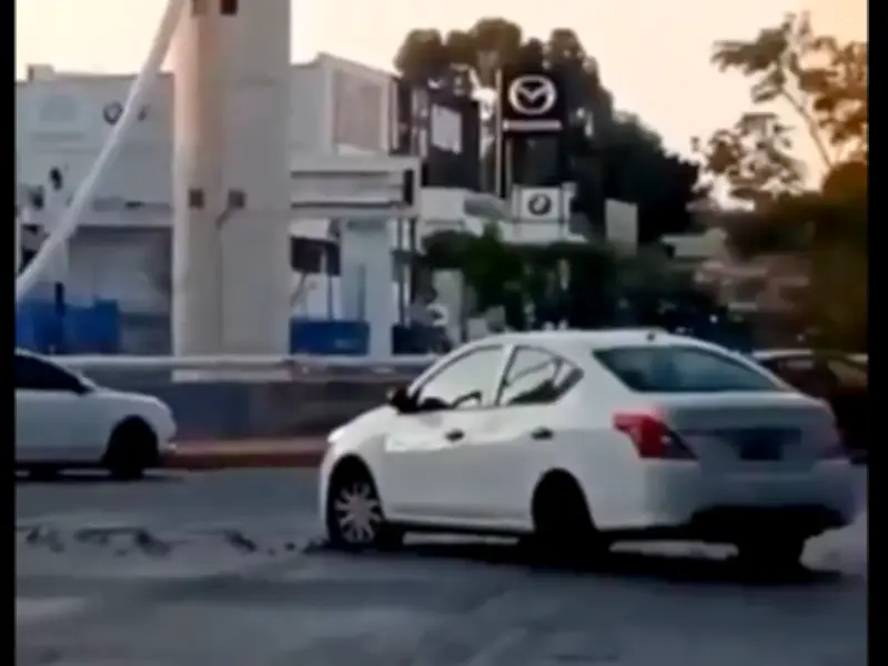 Ponchallantas y disparos en López Mateos dejan tres vehículos dañados en Guadalajara