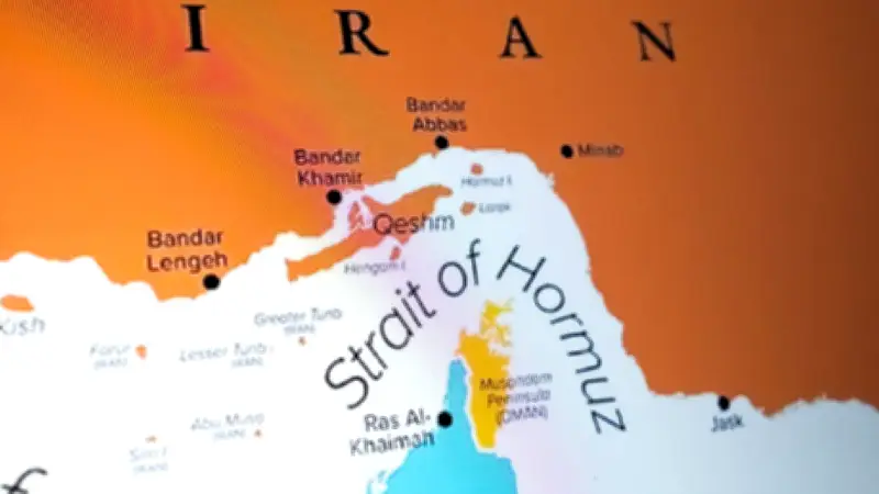 Posible Bloqueo del Estrecho de Ormuz Amenaza Petróleo y Comercio Global