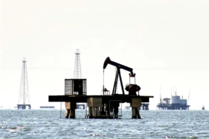 Precio del petróleo sube 1% por tensiones en suministro del Medio Oriente