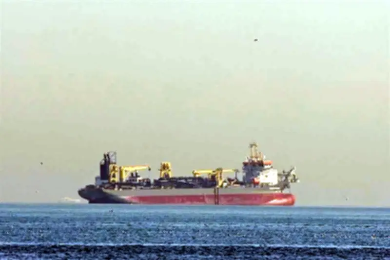 Precio del Petróleo Sube 6% por Interrupciones en el Estrecho de Ormuz