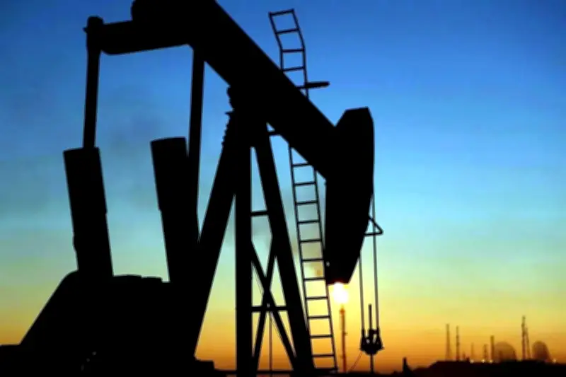 Precios del petróleo superan los 115 dólares por barril en medio de tensiones globales