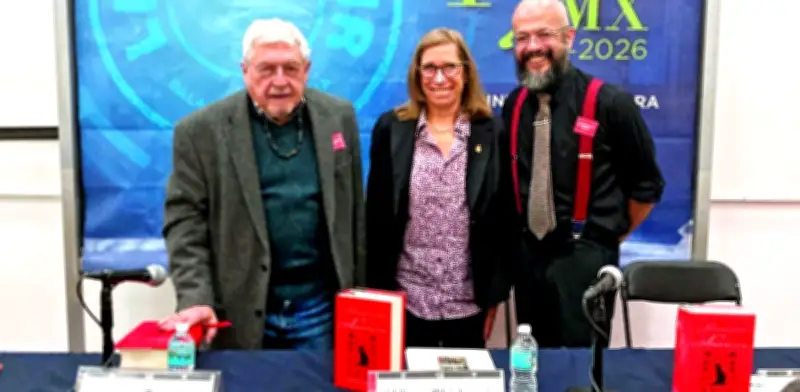 Presentan 'Romancero en América' de Aurelio González en la FIL Minería