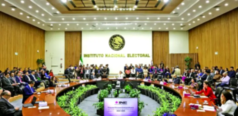 Presidenta veta seguros y gastos médicos en órganos electorales con reforma constitucional