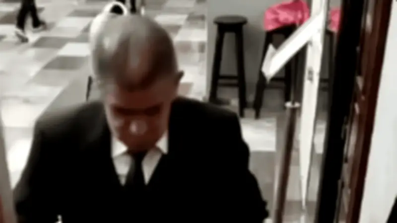 Presunto colaborador de catedral en Puebla captado tomando dinero de limosnas en video viral