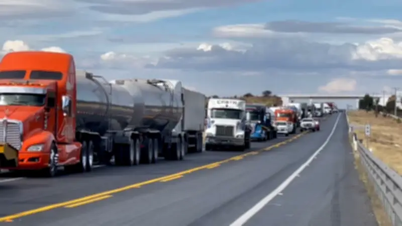 Productores de frijol bloquean carretera en Zacatecas exigiendo costales para acopio