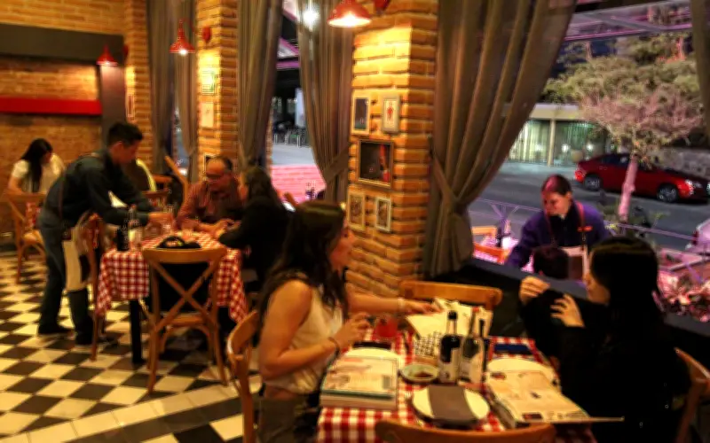 Profeco aclara: la propina en restaurantes es voluntaria y no puede cobrarse sin consentimiento