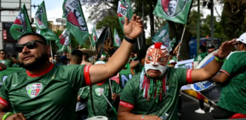 Prohibición de FIFA sobre máscaras de lucha libre causa indignación entre aficionados mexicanos