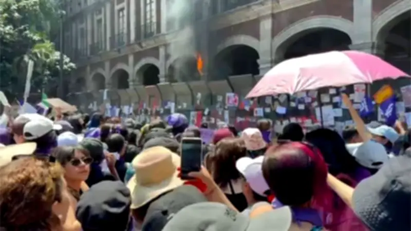 Protestas violentas en Cuernavaca: Quemas y destrozos frente a Palacio de Gobierno