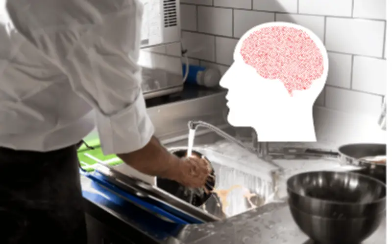 Psicología revela qué significa limpiar mientras cocinas: orden, control y personalidad