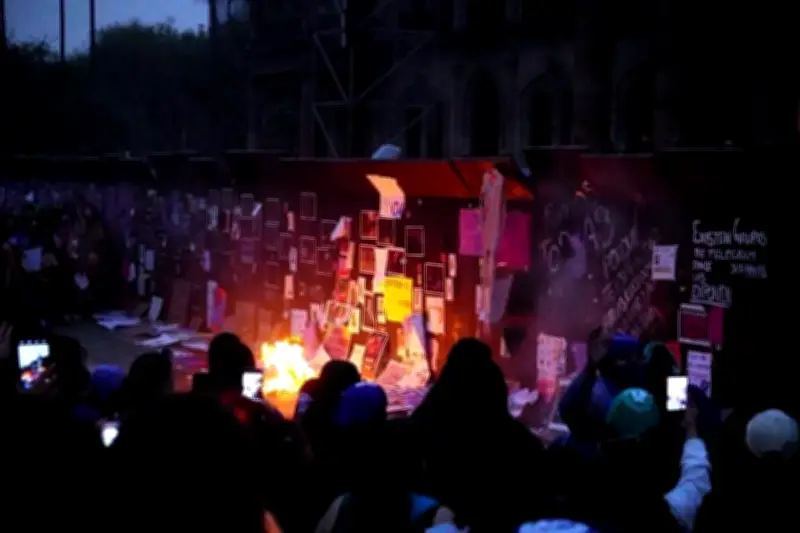 Queman carteles frente a Palacio de Gobierno en Nuevo León en protesta