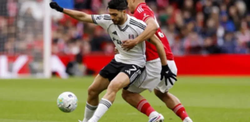 Raúl Jiménez juega con profesionalismo tras la muerte de su padre en empate 0-0