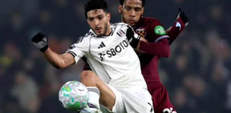 Raúl Jiménez ve en 'La Hormiga' González al sucesor de la delantera del Tri