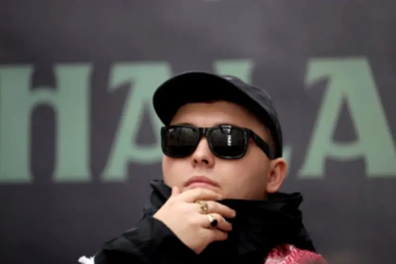 Rapero de Kneecap evita juicio por terrorismo en Reino Unido tras acuerdo