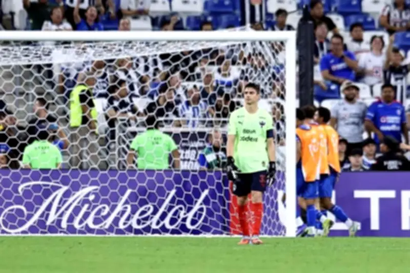 Rayados de Monterrey anuncia grave lesión de Stefan Medina, baja por varias semanas