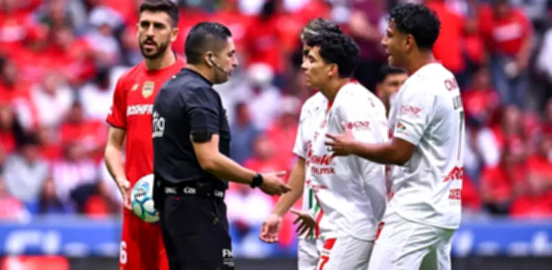 Árbitro impacta con la cabeza a jugador del Toluca en polémica jugada del clásico