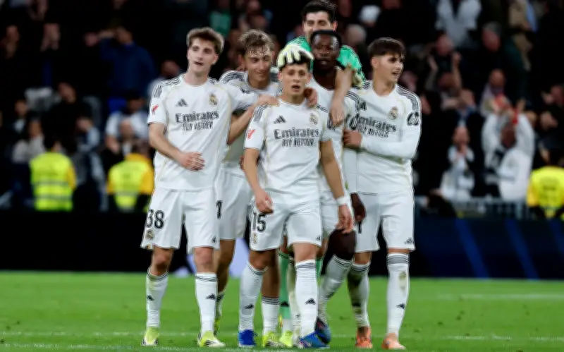 Real Madrid vence 4-1 al Elche y presiona al Barcelona en la cima de La Liga