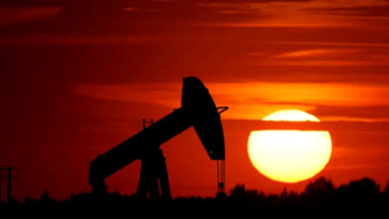 Rechazo internacional a Trump eleva petróleo 5% tras bloqueo en Ormuz