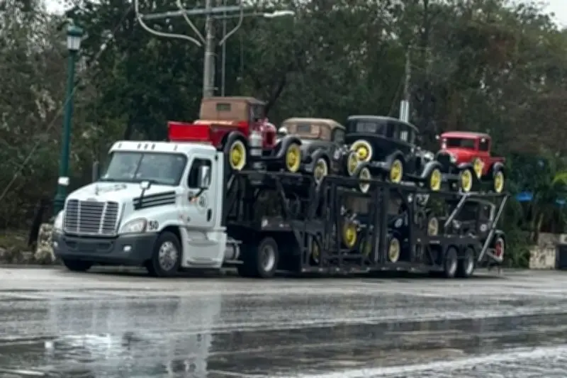 Recuperan autos clásicos robados en Puebla tras hallazgo en paraje desolado