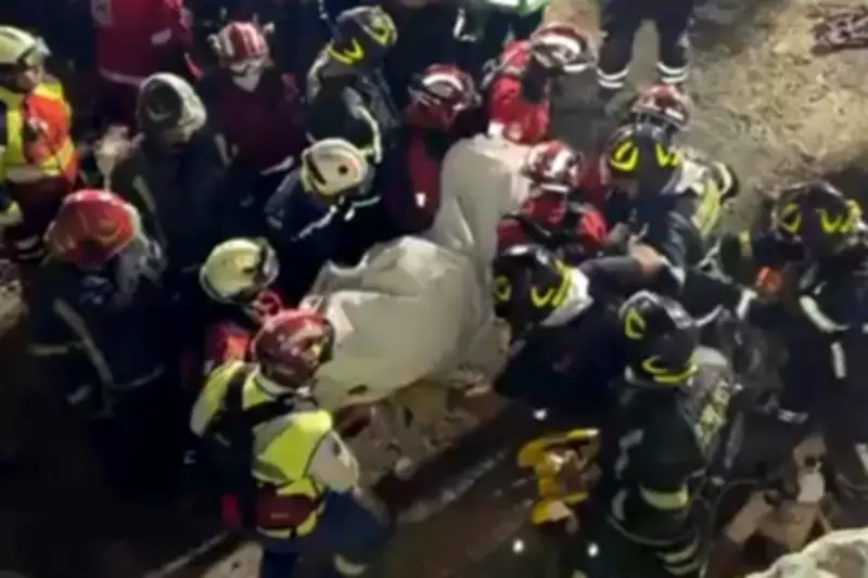 Recuperan tercer cuerpo tras desplome de edificio en San Antonio Abad