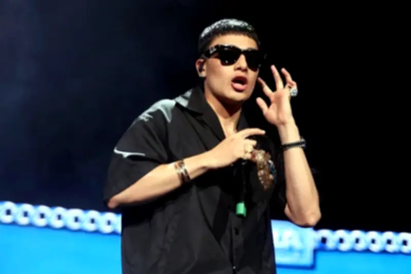 Regias se emocionan con el Malilla, el nuevo fenómeno musical de Monterrey