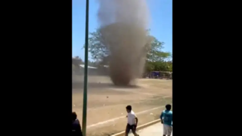 Remolino tipo 'mini tornado' sorprende a espectadores en partido de fútbol en Pijijiapan, Chiapas