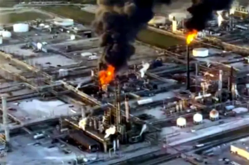 Reportan explosión en refinería de Texas; autoridades investigan causas del incidente