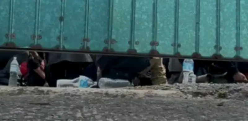 Rescatan a 229 migrantes en tráiler abandonado en Xalapa, Veracruz