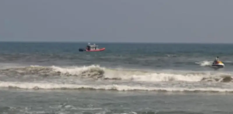 Rescatan a cinco turistas extranjeros arrastrados por mar de fondo en Huatulco