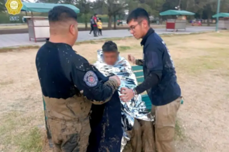 Rescatan a hombre ebrio atrapado en fango en Lago de Aragón, CDMX