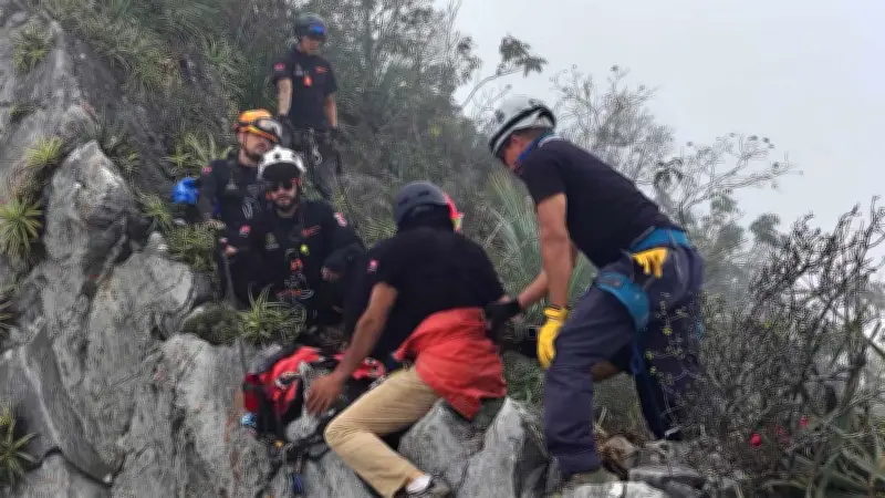 Rescatan a hombre tras caída de 30 metros al buscar su dron en el Cerro de las Mitras