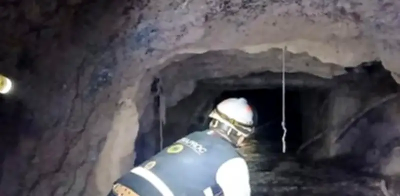 Rescatan a minero tras 100 horas atrapado en Sinaloa; tres compañeros siguen con vida