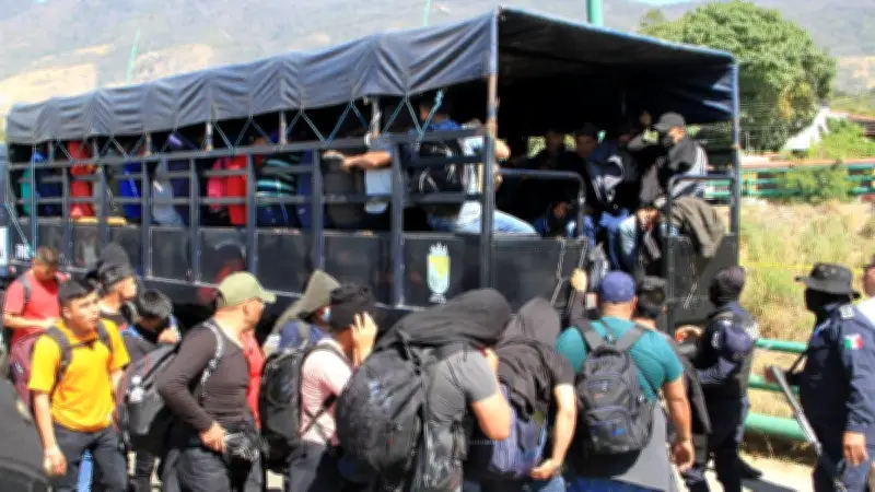 Rescatan a más de 200 migrantes hacinados en tráiler en corralón de Xalapa, Veracruz