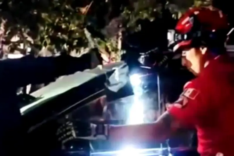 Rescatan a niña atrapada en auto en Mitras Norte; bomberos y paramédicos acuden al llamado