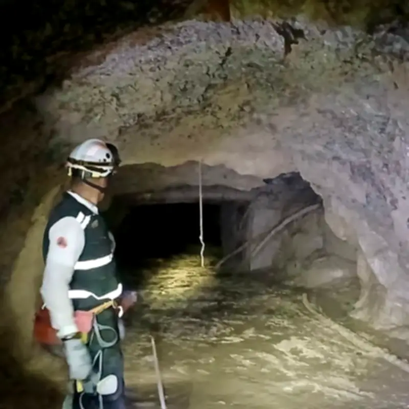 Rescatan con vida a primer minero tras derrumbe en mina Santa Fe de Sinaloa